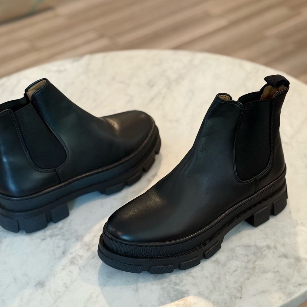 Will’s Vegan Store- Luxe Track Sole Chelsea Boot, Size EU 41, new in box